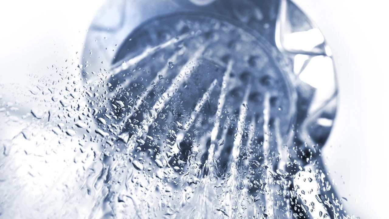 Γιατί πρέπει να αφήνετε το νερό του μπάνιου να τρέχει για 20 λεπτά μετά τις διακοπές- Θα σας σώσει τη ζωή